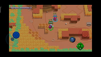 Un hombre juega con su celular Un hombre juega con su celular