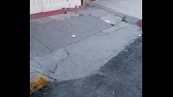 Señora se sienta muy descuidada enseña los calzones