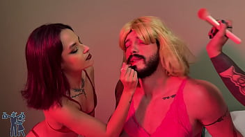 Homem decide experimentar novos prazeres e se entrega para duas milfs safada que vão foder seu cu