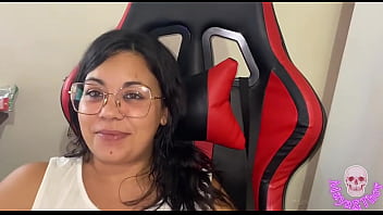 Thor la llena de semen el coño y la boca a maya