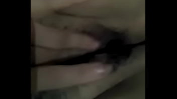 Que rico se mete los dedos