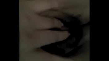 Que rico se mete los dedos