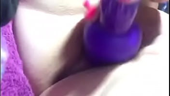 Con juguetes unos se divierte a girl with her toy