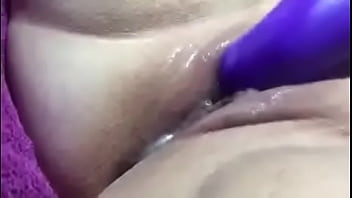 Con juguetes unos se divierte a girl with her toy