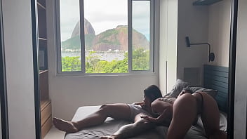 Foda apaixonada em frente ao pão de açúcar