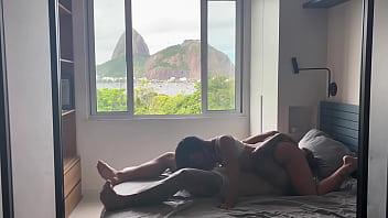 Foda apaixonada em frente ao pão de açúcar