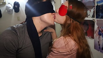 Sus besos con lengua son mojados y profundos a ella le encanta la saliva ajena