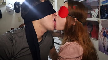 Sus besos con lengua son mojados y profundos a ella le encanta la saliva ajena