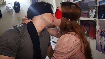 Sus besos con lengua son mojados y profundos a ella le encanta la saliva ajena
