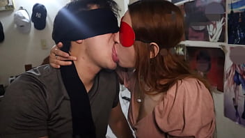 Sus besos con lengua son mojados y profundos a ella le encanta la saliva ajena