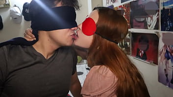 Sus besos con lengua son mojados y profundos a ella le encanta la saliva ajena