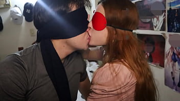 Sus besos con lengua son mojados y profundos a ella le encanta la saliva ajena