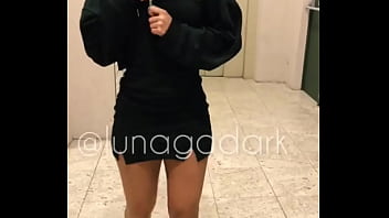 No flagra mostrando os peitos no shopping