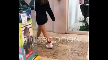 No flagra mostrando os peitos no shopping