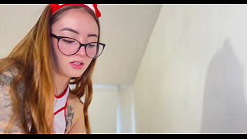 Mi enfermera me cura sacándome toda la leche