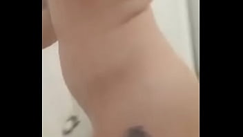 Tu viens me rejoindre sous la douche