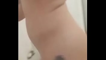 Tu viens me rejoindre sous la douche