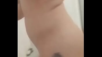 Tu viens me rejoindre sous la douche