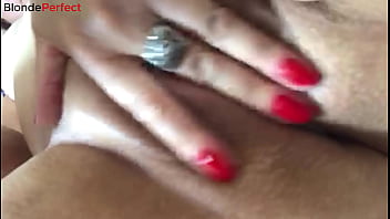 Coroa com a buceta babando de tesão sem um pau para me fazer ela goza e teve que se masturbar com brinquedo quem ai me ajudaria a goza gostoso Coroa com a buceta babando de tesão sem um pau para me fazer ela goza e teve que se masturbar com brinquedo quem ai me ajudaria a goza gostoso