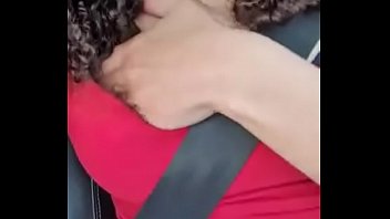 Vemos a esta mujercita hermosa