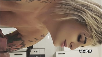 Essa loira gostosa chupando dois pauzudos na balada na frente de todos assista completo no cassiflix