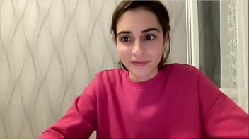 Hermosa con su sueter rosa que le regale