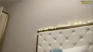 Hermosa con su sueter rosa que le regale