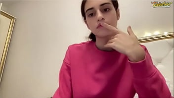 Hermosa con su sueter rosa que le regale