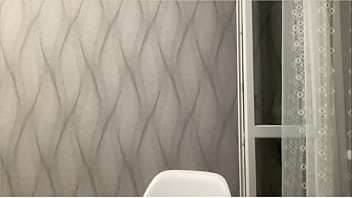 Hermosa con su sueter rosa que le regale