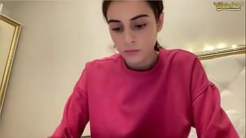 Hermosa con su sueter rosa que le regale