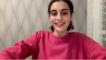 Hermosa con su sueter rosa que le regale