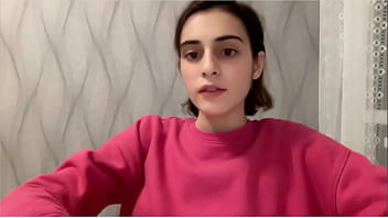 Hermosa con su sueter rosa que le regale