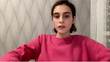 Hermosa con su sueter rosa que le regale