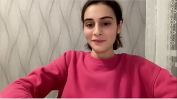 Hermosa con su sueter rosa que le regale