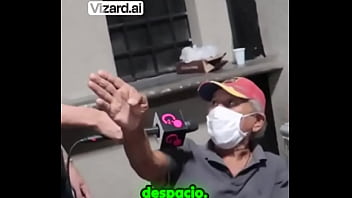 La dura realidad de un vendedor de periódicos #esfuerzo #chiclenoticias #historia #elchicletv #trabajo #sacrificio #atre