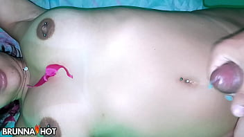 Sexo gostoso com a putinha transando com seu primo na cama