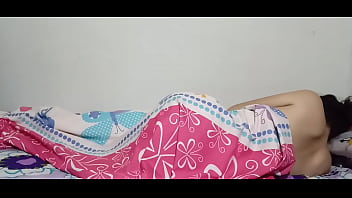 Compartiendo cama con la madrastra se convierte en creampie inesperado chupando verga