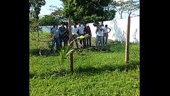 Le canta la banda para que suelte Le canta la banda para que suelte