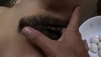 Gozando dentro no corredor do apartamento