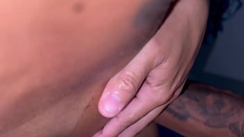 A coroa gostosa interesseira deu pros 2 irmão na favela pra poder andar de moto