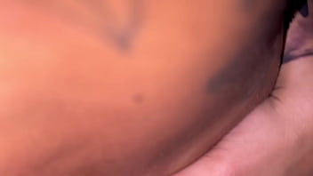 A coroa gostosa interesseira deu pros 2 irmão na favela pra poder andar de moto