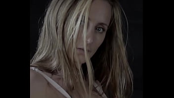 Burbujita re caliente con sus dildos