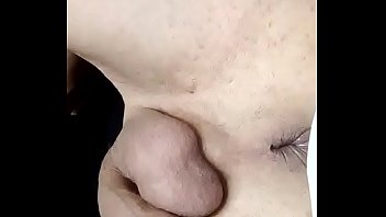 Alain rekt zijn kontje op