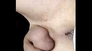 Alain rekt zijn kontje op