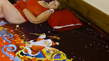 Mature old slut celebrates christmas in july by sucking cock