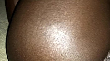 Arreganhando e arrombando a buceta da preta gostosa e no final enchi a buceta da vadia de porra