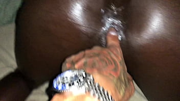 Arreganhando e arrombando a buceta da preta gostosa e no final enchi a buceta da vadia de porra