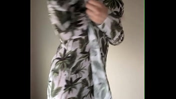 Un des peignoirs qui peuvent accompagner ces ensemble