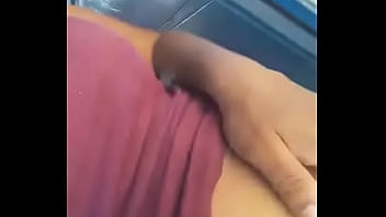 Introduzindo meu dedo no umbigo