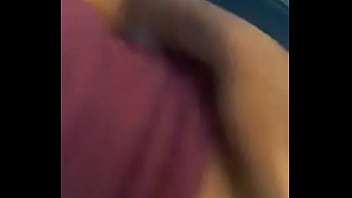 Introduzindo meu dedo no umbigo